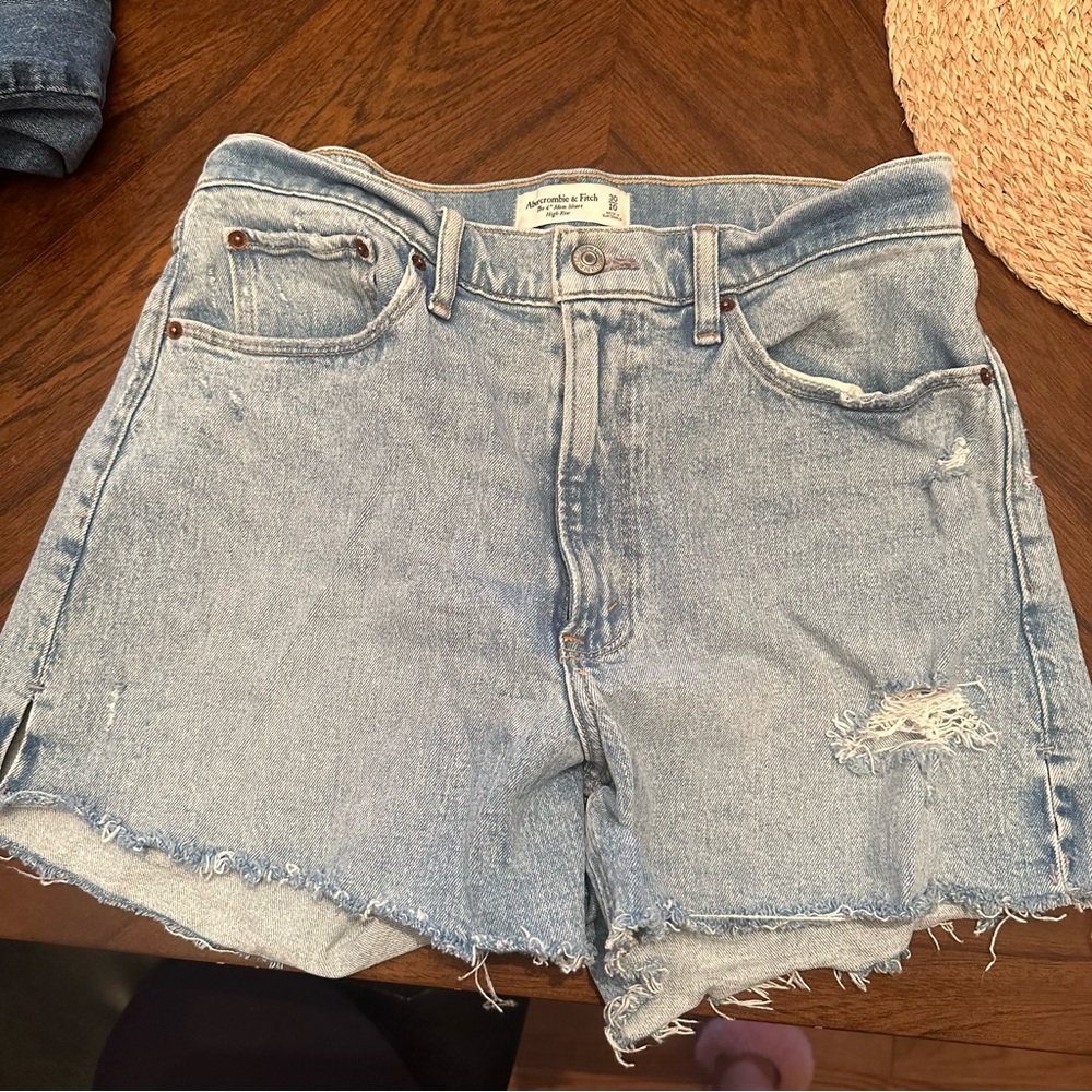 Abercrombie Curve Love High Rise 4” Mom Shorts